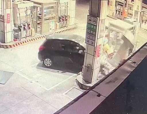 影/龜山小車進站暴衝 加油機遭撞倒壓到人「狂漏油」