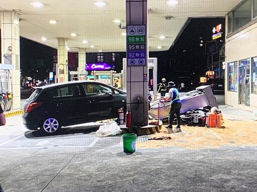 影/龜山小車進站暴衝 加油機遭撞倒壓到人「狂漏油」