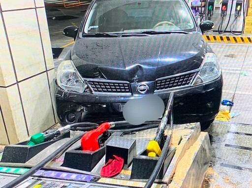 影/龜山小車進站暴衝 加油機遭撞倒壓到人「狂漏油」