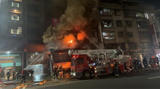 影/居民快關門窗!三重賣場大火直衝3樓 濃煙瀰漫整條街