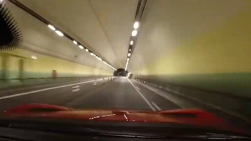 影/休旅車行駛內湖康樂隧道突失控 擦撞護欄90度側翻