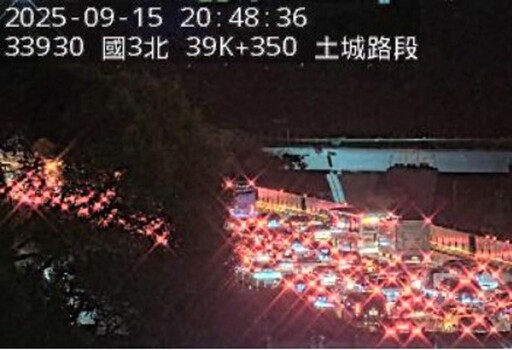 國3土城段出事了!貨車擦撞遊覽車側翻 2人死裡逃生