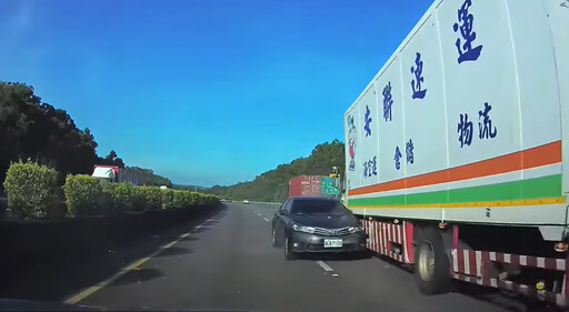 驚險！轎車遭聯結車擦撞國道旋轉2圈再遭追撞 幸1人輕傷