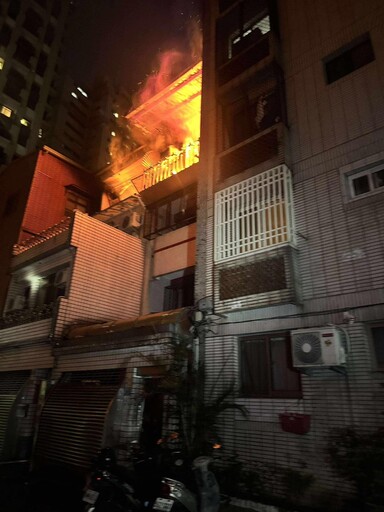 台中火警！頂樓加蓋神明廳起火燒到隔壁 幸無人傷亡