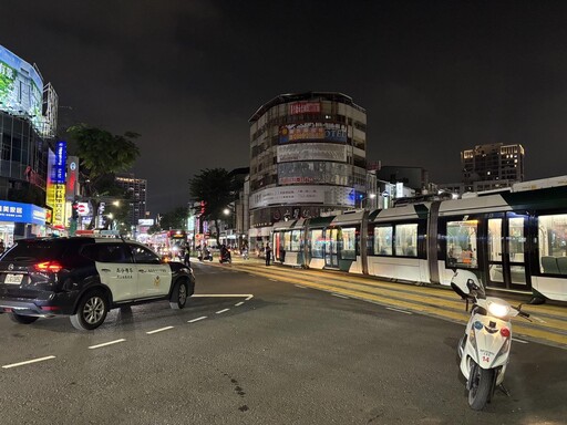 高雄騎士違規左轉撞輕軌列車 影響通行20分鐘