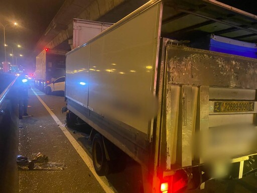回天乏術!國1「4車追撞」車頭全扁「駕駛夾困慘死」