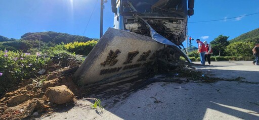 台二線曳引車疑煞車失靈!連環追撞後衝撞石碑