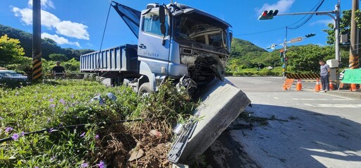 台二線曳引車疑煞車失靈!連環追撞後衝撞石碑