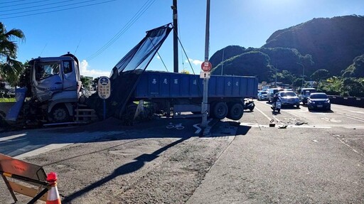 台二線曳引車疑煞車失靈!連環追撞後衝撞石碑