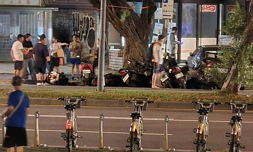 北市中山北路公車衝撞路邊多車 3人受傷送醫