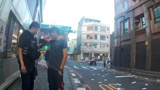 影/私校教師遭控欠債不還 男子校門口撒傳單被送法辦