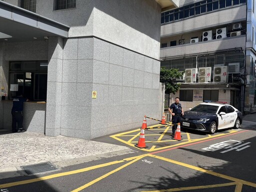 影/私校教師遭控欠債不還 男子校門口撒傳單被送法辦