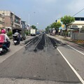 大貨車載運泥土沿路狂掉 騎士來不及閃當場「雷殘」