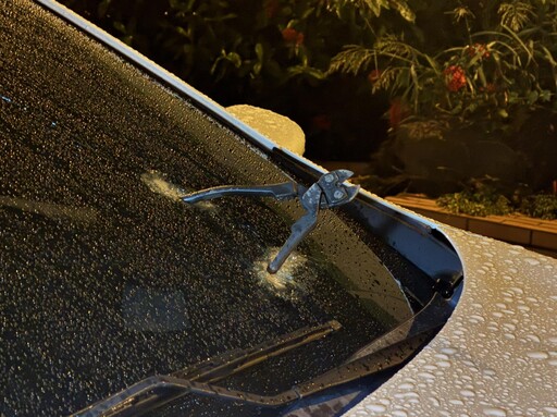 國1驚魂!嘉義段天降鐵鉗 射穿轎車擋風玻璃險釀禍