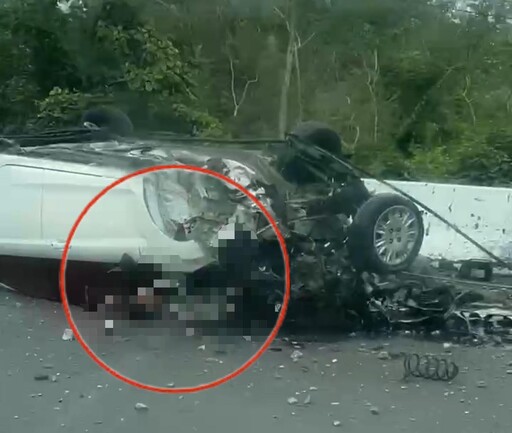 影/台南佳里重大車禍!自小客翻覆四輪朝天 駕駛卡車底