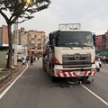 桃園大貨車右彎！自行車遭捲入吞車底 他送醫傷重不治