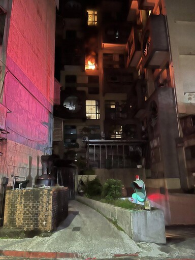 快訊/東湖國小後方社區發生火警 火舌竄出消防急救援