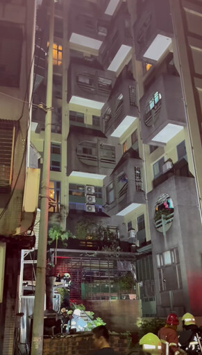 快訊/東湖國小後方社區發生火警 火舌竄出消防急救援