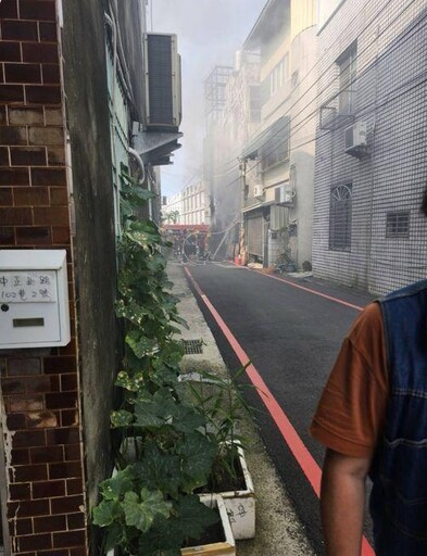 影/台南永康人氣鵝肉店大火 1女受困緊急搶救直擊