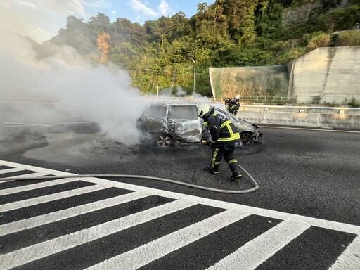 國4轎車自撞火燒車烈焰狂噴 幸駕駛及時逃生