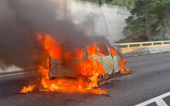 國4轎車自撞火燒車烈焰狂噴 幸駕駛及時逃生