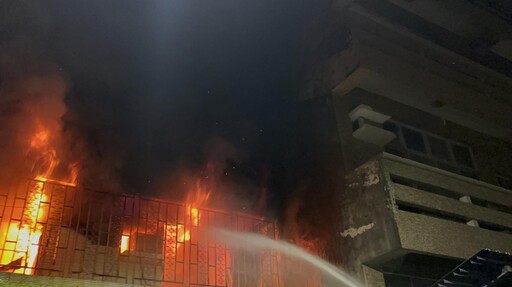 影/台南大火噬民宅 5人躲陽台獲救、屋主母親命喪火窟