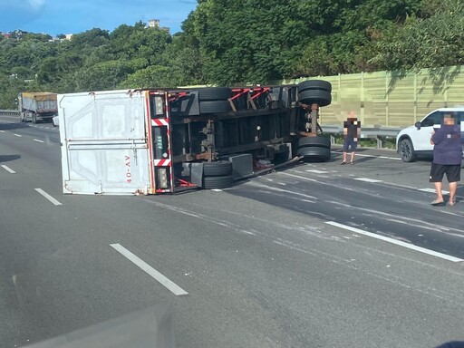 影/國3「大貨車翻覆」橫堵3車道!傷亡暫不明現場塞爆