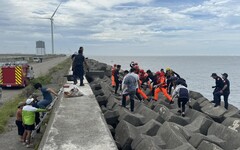彰濱消波塊卡腳掌！現浮屍遊客嚇壞 確認是女性