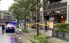 影/板橋雨衣男養生館討錢不成 潑汽油縱火逃逸