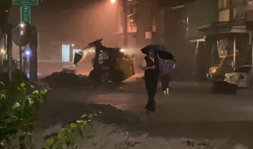 水終於退了！洪水夾帶泥流 花蓮光復市區清淤中