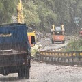 漏夜下雨都不停！台東鹿鳴橋土石流 泥流蔓延至橋面