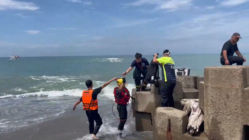 影/新月沙灘漲潮男受困礁岩 消防出動「遙控救生圈」救援