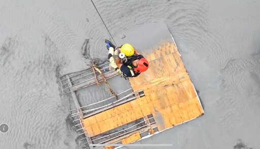 好消息！馬太鞍溪堰塞湖溢流 空勤隊吊掛救出7人