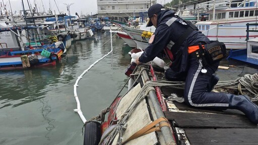 影/台東富岡漁港驚傳漁船半沉 200公升柴油險外洩
