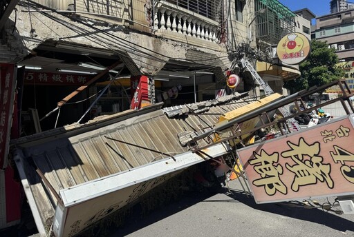 新北蘆洲整片外牆招牌突崩落 5機車遭砸幸無人傷