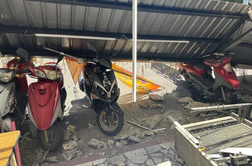新北蘆洲整片外牆招牌突崩落 5機車遭砸幸無人傷