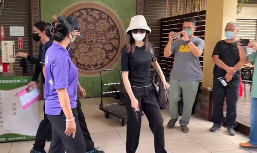 影/台中女大生陳屍家中今解剖 父姊赴殯儀館不發一語