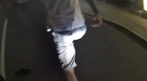 影/警匪追逐全紀錄！失聯移工拒盤查 竟當街脫鞋逃逸