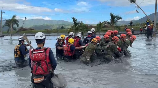 影/抱神明桌阿嬤找到了！20特搜英雄及國軍護送遺體渡急流