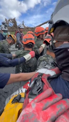 影/抱神明桌阿嬤找到了!20特搜英雄及國軍護送遺體渡急流