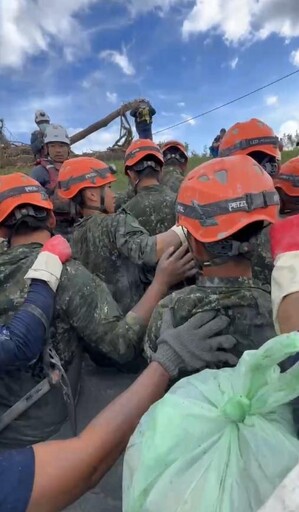 影/抱神明桌阿嬤找到了!20特搜英雄及國軍護送遺體渡急流