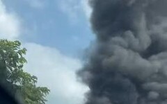 影/狀況危急！嘉義82快速道路「貨車整輛陷火海」傷亡不明