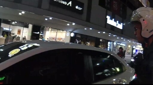 影/高雄市區白色轎車拒檢逃逸！警方連開9槍仍讓嫌犯溜了