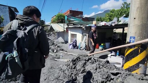 影/軍人妻護3孩「泡水緊抱5小時」剩1顆頭 躲衣櫃等救援