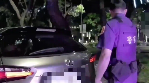 影/驚險一刻!北市母子困巔峰車潮 4警徒手猛推1.5噸車救命