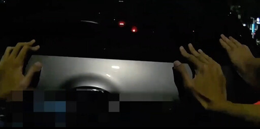 影/驚險一刻!北市母子困巔峰車潮 4警徒手猛推1.5噸車救命