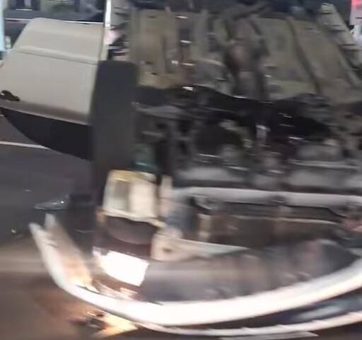 台南新營轎車翻覆四輪朝天 25歲駕駛送醫幸輕傷