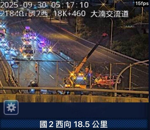 影/慘！國2追撞「1翻覆1車頭全毀」塞到剩路肩