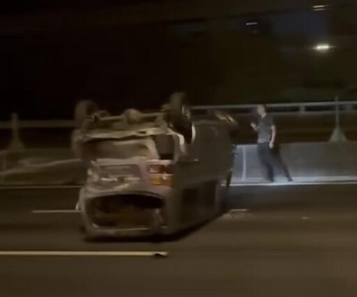 影/慘！國2追撞「1翻覆1車頭全毀」塞到剩路肩