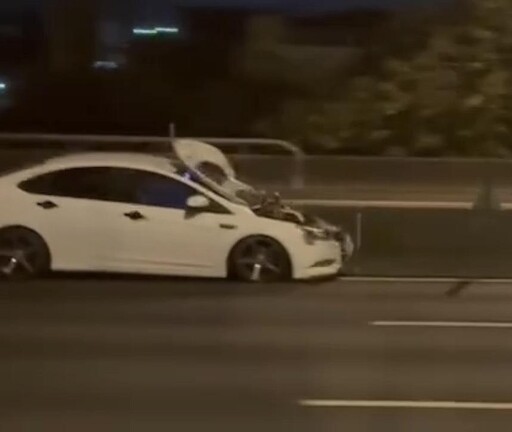 影/慘！國2追撞「1翻覆1車頭全毀」塞到剩路肩